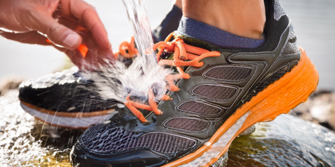 Løpesko blir ofte utsatt for skitt, gjørme og svette, og riktig rengjøring og vedlikehold kan bidra til at de varer lengre. Å vaske skoene er viktig for å unngå skade på materialer og unngå å miste reklamasjonsretten.